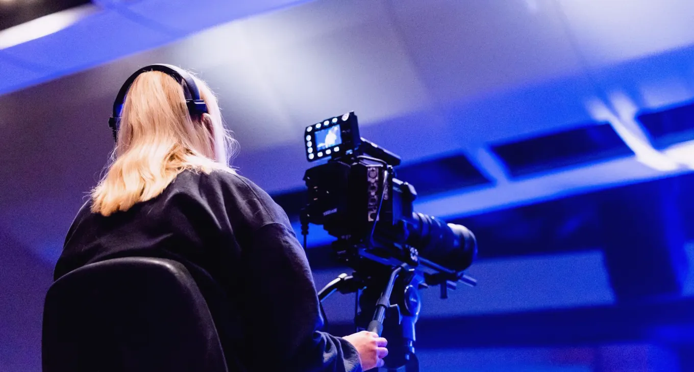 Handheld or Tripod: Which Suits the Unpredictable News Location?
